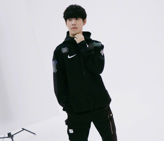 扑克这一步加注太冒险（这一手扑克加注风险过高）